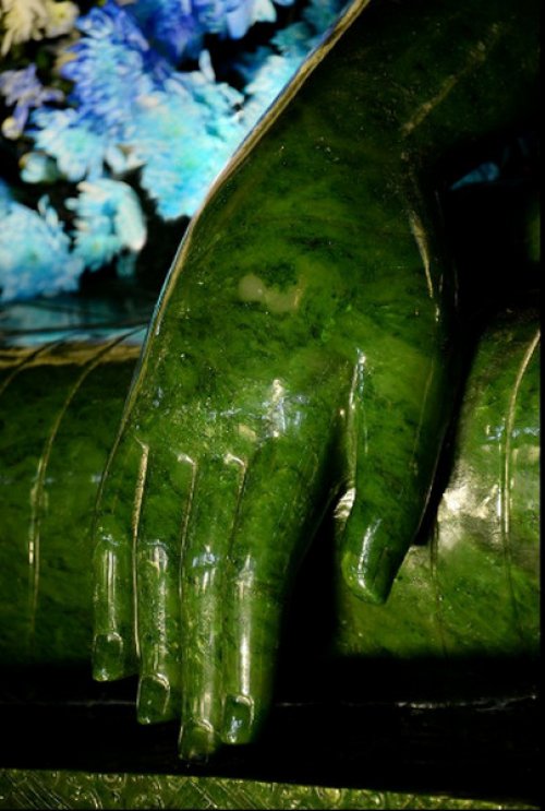 Tay phải với thủ ấn xúc địa