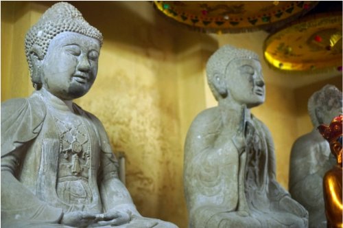 Theo văn bia, tượng Tam Thế chùa Linh Ứng được tạo tác vào thế kỷ 17, thời Lê trung Hưng. Các bức tượng tạc bằng chất liệu đá xanh, hình thể nở nang, nét chạm to khoẻ phóng khoáng, có chiều cao cả bệ khoảng 2,7m, được bố cục thành ba phần: tượng, đài sen, bệ.