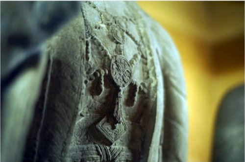 Cận cảnh chi tiết vòng dây trên ngực áo tượng.