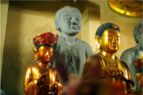 Đầu tượng to, sọ nở, tóc xoắn ốc, đỉnh nổi nhục khấu. Khuôn mặt nữ tính, đầy đặn, phúc hậu, lông mày cong lá liễu, mắt khép hờ nhân từ, miệng mỉm cười độ lượng; tai to dài chảy.