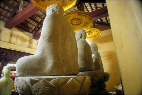 Mặt sau của bộ tượng Tam Thế chùa Linh Ứng.