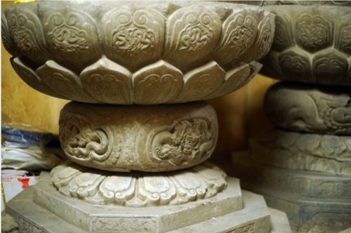 Sự độc đáo của các pho tượng này còn thể hiện ở phần bệ tượng với những đường nét điêu khắc rất tinh xảo.