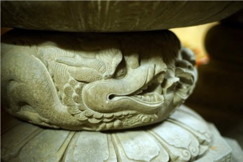 Hình tượng rồng trên bệ tượng.