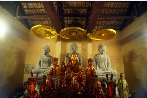 Cả ba pho tượng cơ bản còn nguyên vẹn, riêng pho ở giữa sứt một phần đùi trái.