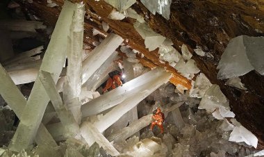 Hang thạch anh pha lê khổng lồ như ngoài hành tinh