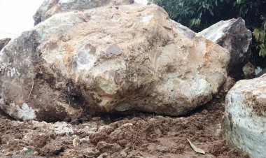 Khai thác đá mỹ nghệ trái phép nhiều phương tiện và tang vật bị bắt dữ