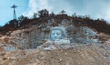 Thi công khắc pho tượng Phật Thích Ca trên vách đá cao nhất thế giới