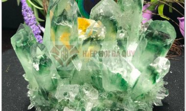 Đá thạch anh xanh Chlorite Phantom (Green chlorite phantom crystal)