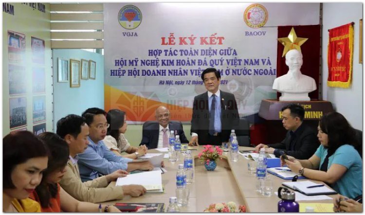 Ts Lê Ngọc Dũng - Ủy viên Ủy ban Trung ương Mặt trận Tổ quốc Việt Nam, Chủ tịch Hội Mỹ nghệ Kim hoàn Đá quý Việt Nam phát biểu tại buổi lễ.