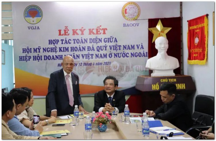 Ông Peter Hồng - Ủy viên Ủy ban Trung ương Mặt trận Tổ quốc Việt Nam, Phó Chủ tịch thường trực, Tổng thư ký Hiệp hội Doanh nhân Việt Nam ở nước ngoài phát biểu tại buổi lễ.