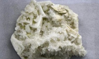 Loại đá siêu quý hiếm đá thủy tinh kim loại (hay còn được gọi là kim loại vô định hình - Amorphous metal)