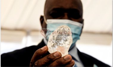 Viên kim cương lớn thứ ba thế giới có trọng lượng nặng 1.098 carat được tìm thấy ở Botswana