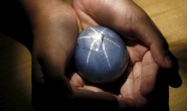 Đang đào giếng ở sân nhà người thợ phát hiện khối sapphire lớn nhất thế giới