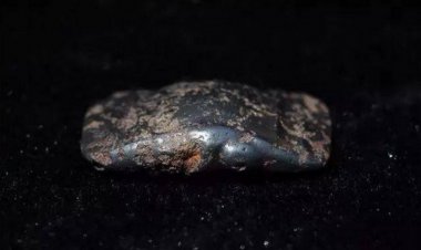 Người đi chăn cừu bắt gặp cục đá lạ bèn bán đi, vài hôm sau cửa hàng niêm yết giá 280 tỷ