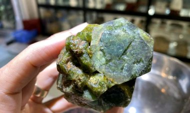 Tinh thể Tuormaline xanh giác tứ diện