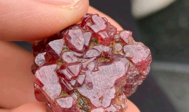 Tinh thể đá spinel tự nhiên hình giác tứ diện