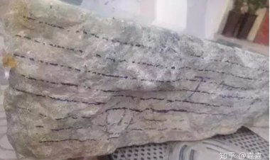 Đi chợ đá quý bỏ 100 triệu mua tảng đá lạ 20kg , mang về cắt ra phát hiện thứ bên trong nó là cả một gia tài tiền tỉ