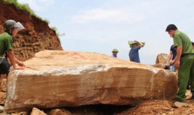 Bắt nhóm người đào núi khai thác đá quý ở Nghệ An