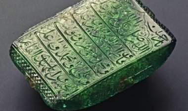 Viên ngọc lục bảo 300 tuổi chạm khắc tinh xảo