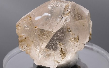 Đá Topaz: Tất Cả Những Điều Bạn Cần Biết Về Loại Đá Quý Tuyệt Đẹp Này