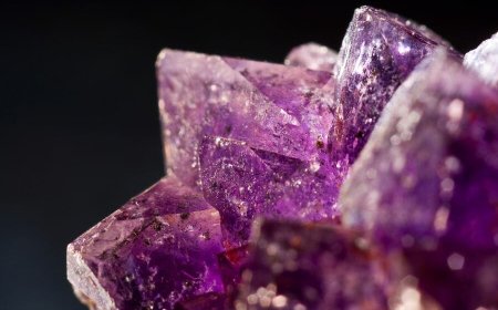 Ý Nghĩa Phong Thủy và Tâm Linh Của Thạch Anh Tím