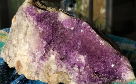 Cách Sử Dụng Thạch Anh Tím Trong Phong Thủy Để Thu Hút May Mắn và Tài Lộc