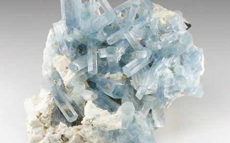Đá Aquamarine: Tất Cả Những Điều Bạn Cần Biết Về Viên Đá Biển Sâu