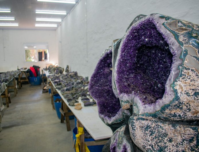 Hướng Dẫn Đầu Tư Vào Thạch Anh Tím: Cơ Hội và Rủi Ro