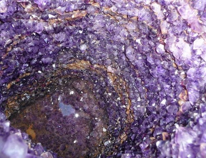 Giá Trị Thạch Anh Tím Trên Thị Trường Đá Quý Toàn Cầu