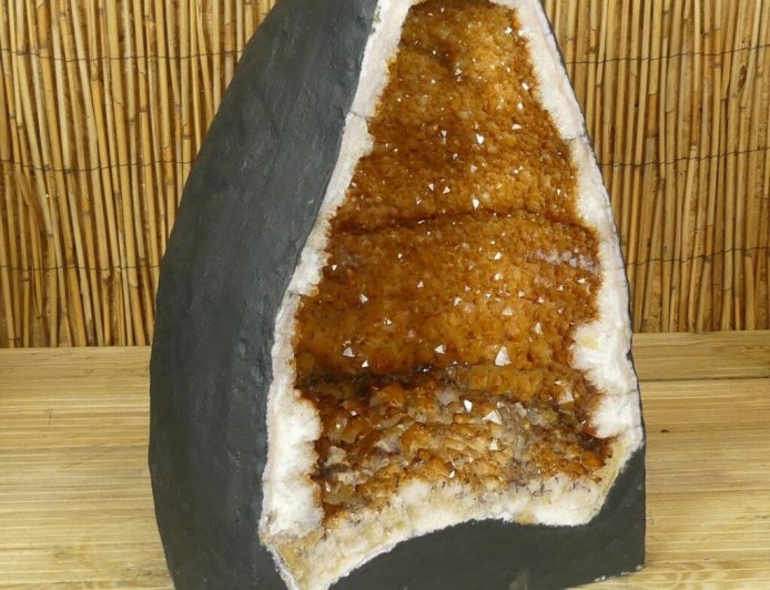 Hướng Dẫn Đầu Tư Vào Thạch Anh Vàng: Cơ Hội và Rủi Ro