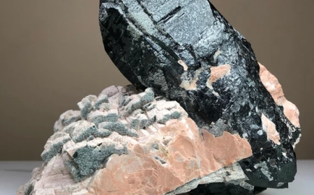 Thạch Anh Đen: Đặc Điểm, Ứng Dụng và Cách Phân Biệt