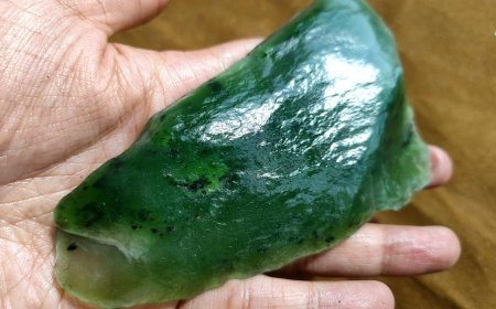 Ngọc Bích Nephrite: Đặc Điểm, Ứng Dụng và Ý Nghĩa