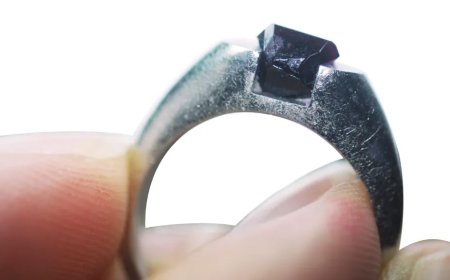 Viên Ruby Đầu Tiên Trên Thế Giới Được 'Trồng' Ngay Trên Nhẫn Bạch Kim